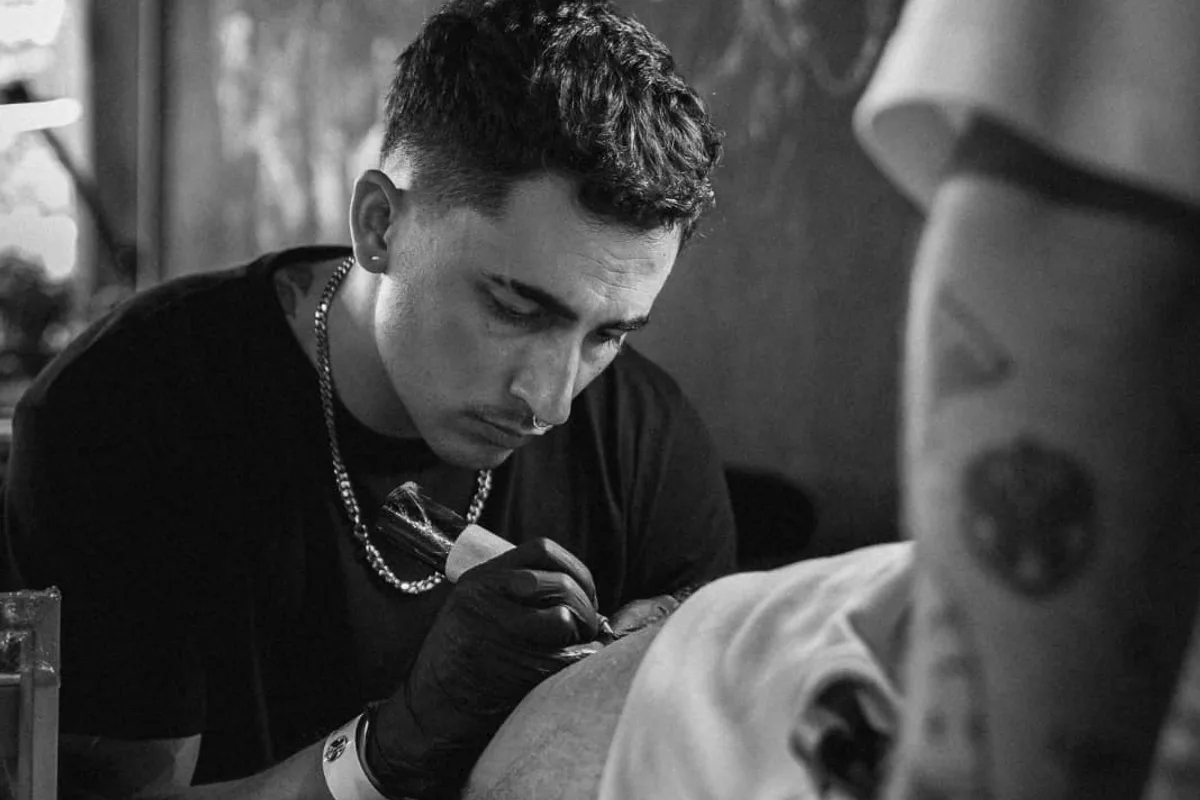 Tattoo-artiest van Rebels & Rustlers aan het werk in de studio